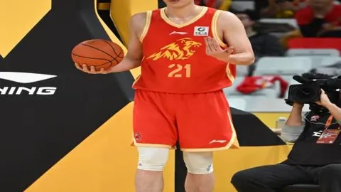 鲁尼分析：萨卡本赛季表现不佳，压力因素不容忽视